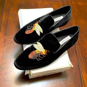 Steve Madden size 11. Embroidered bumble bee
